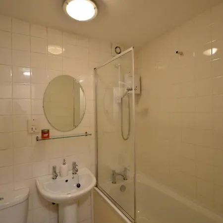 Central 1 Bedroom Stokes Croft Flat With Parking شقة بريستول