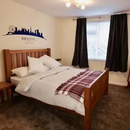 Central 1 Bedroom Stokes Croft Flat With Parking Lägenhet